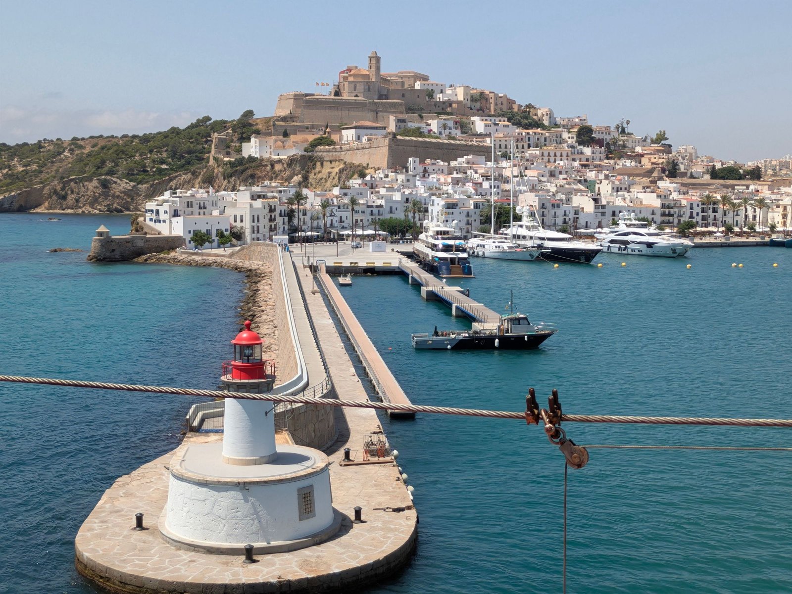Haven van Ibiza met de vuurtoren