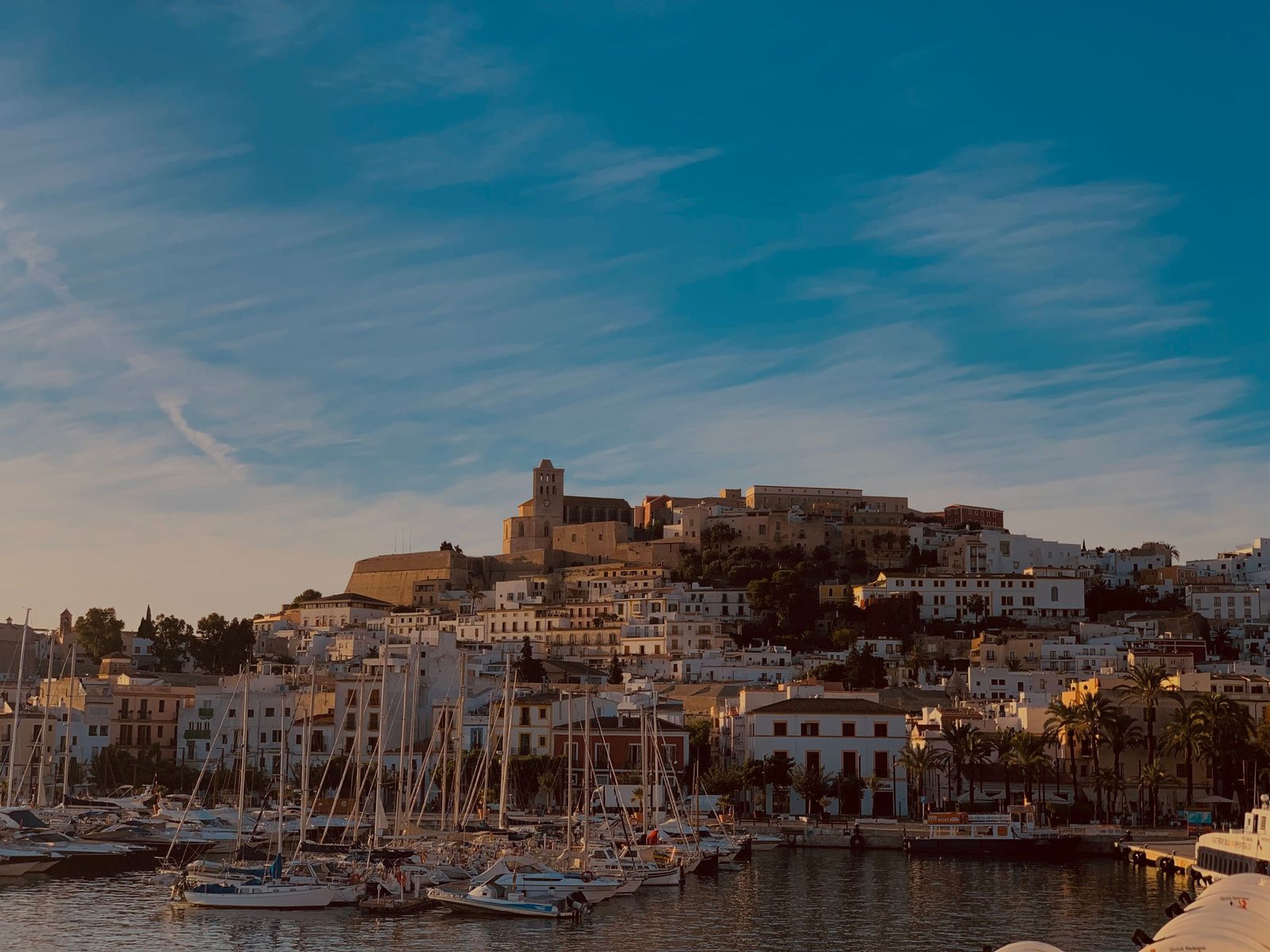Haven van Ibiza-stad met de oude stad