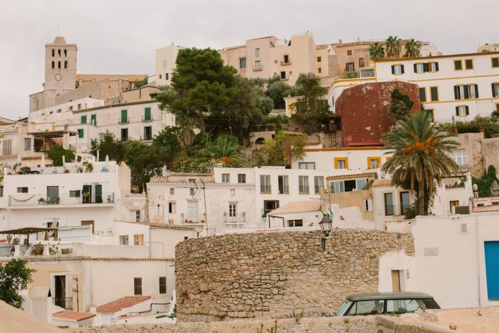 Witte huizen in Ibiza-stad