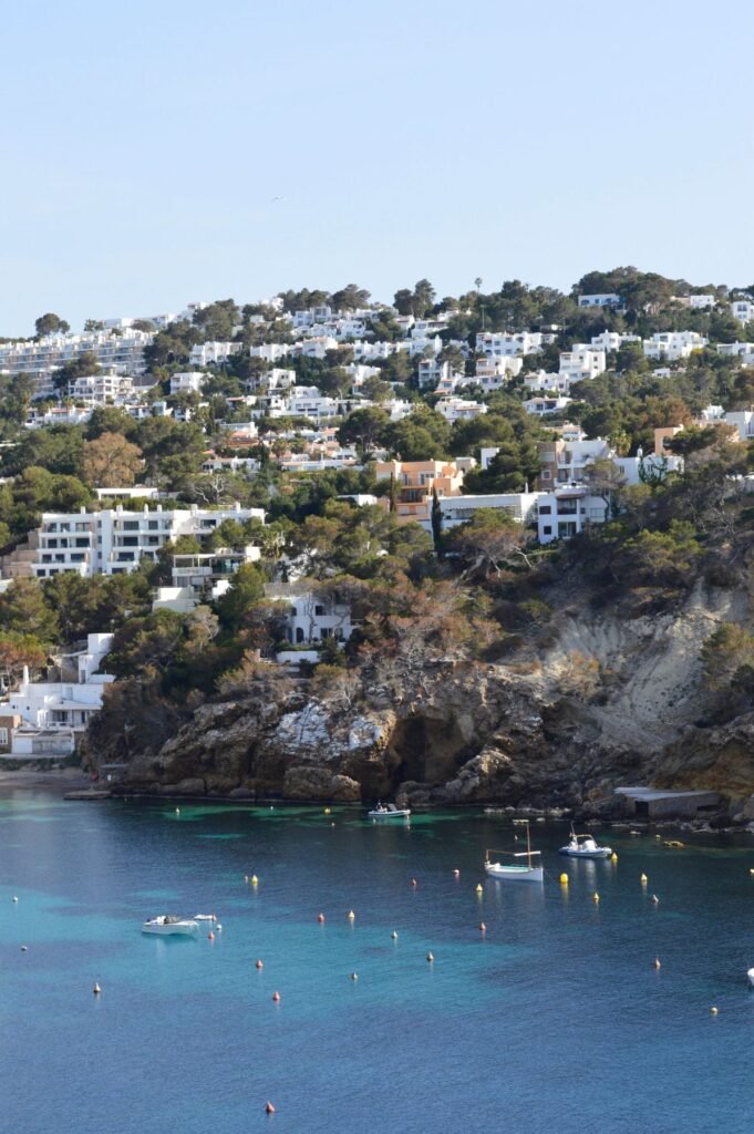 Witte villa's boven een baai op Ibiza