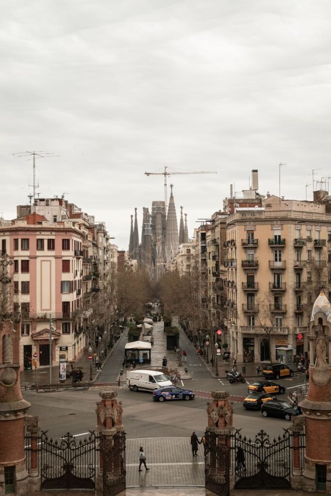 Straat in Barcelona met zicht op de Sagrada Família