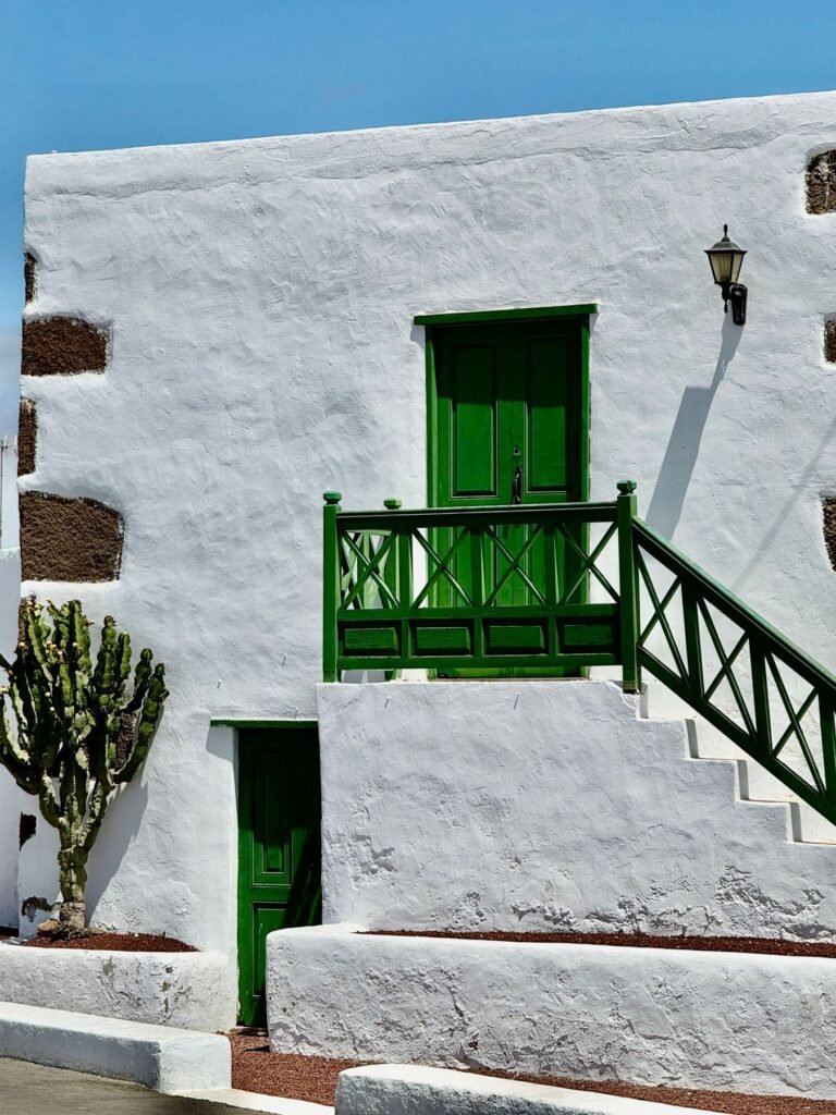 Wit huis met groene luiken op Lanzarote