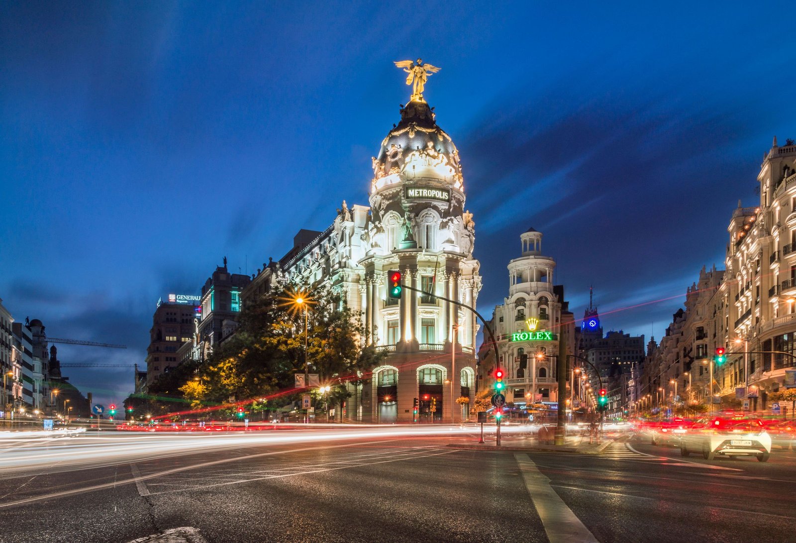 Gran Vía met het Metropolis-gebouw bij avond
