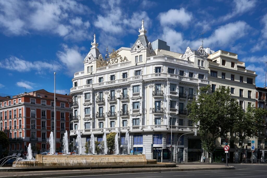 Klassiek gebouw in Madrid