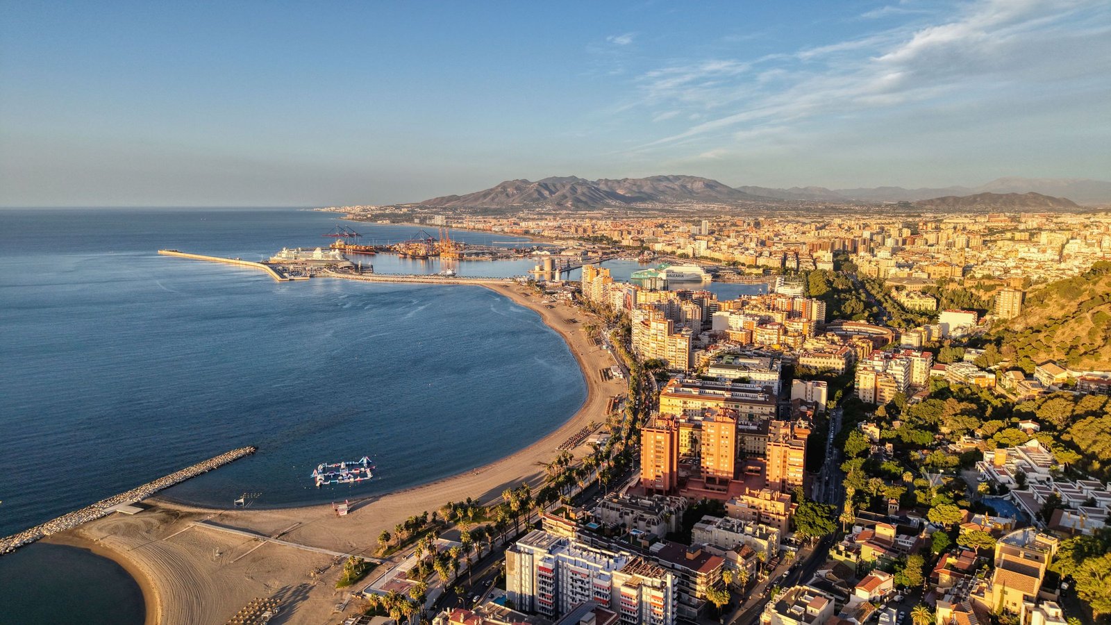 Málaga en de haven van bovenaf