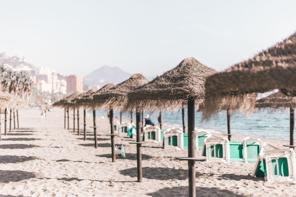 Strand met rieten parasols aan de Costa del Sol