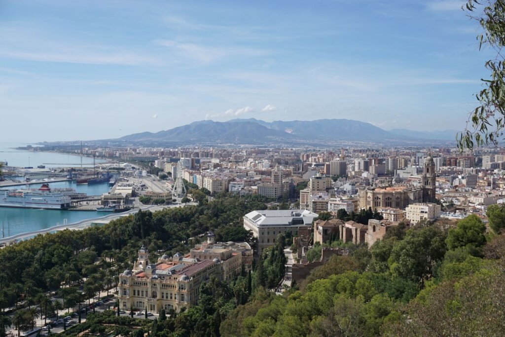 Uitzicht over Málaga en de bergen