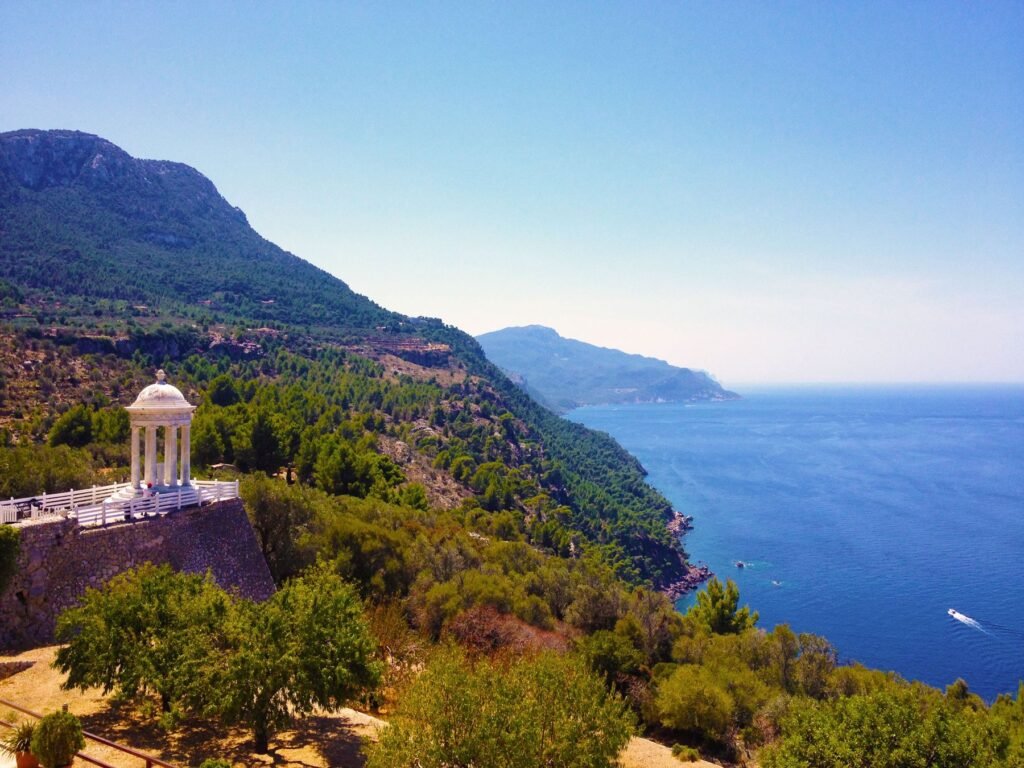 Kust van Mallorca met een uitkijkpunt