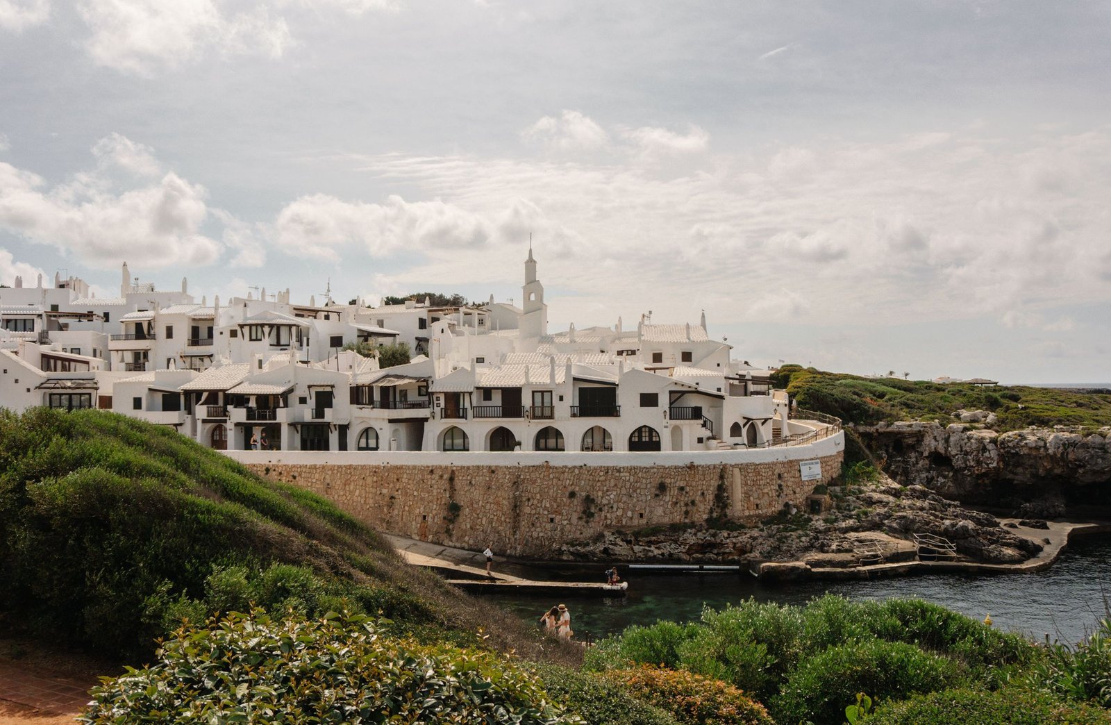 Witte huizen aan de kust bij Ciutadella