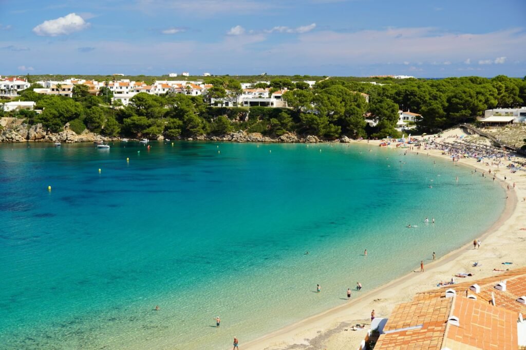 Strand met helder water op Menorca