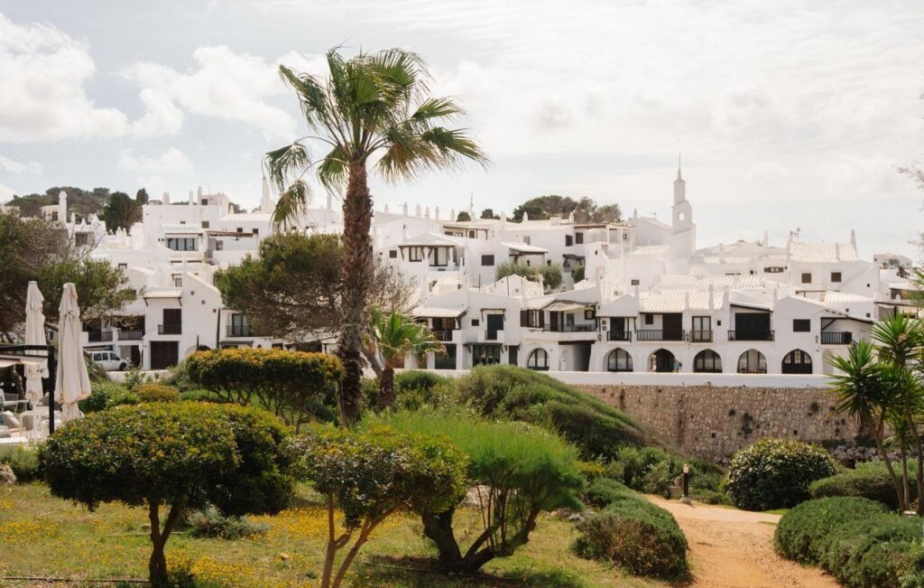 Wit dorp in het groen op Menorca