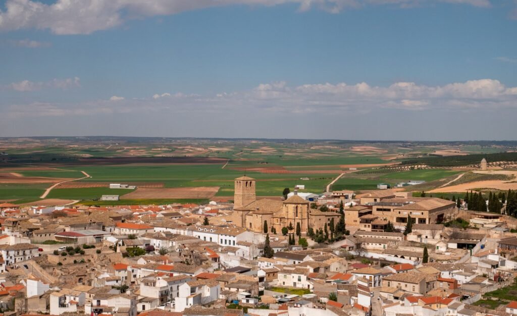 Stadje tussen de akkers in Spanje