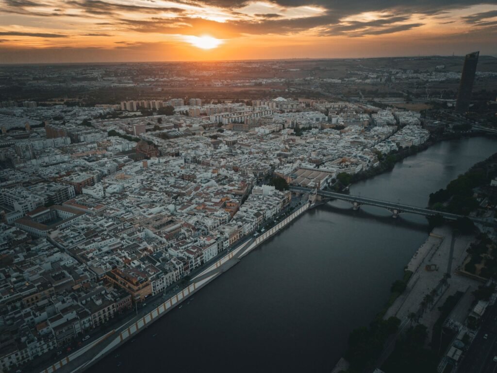 Sevilla en de Guadalquivir bij zonsondergang