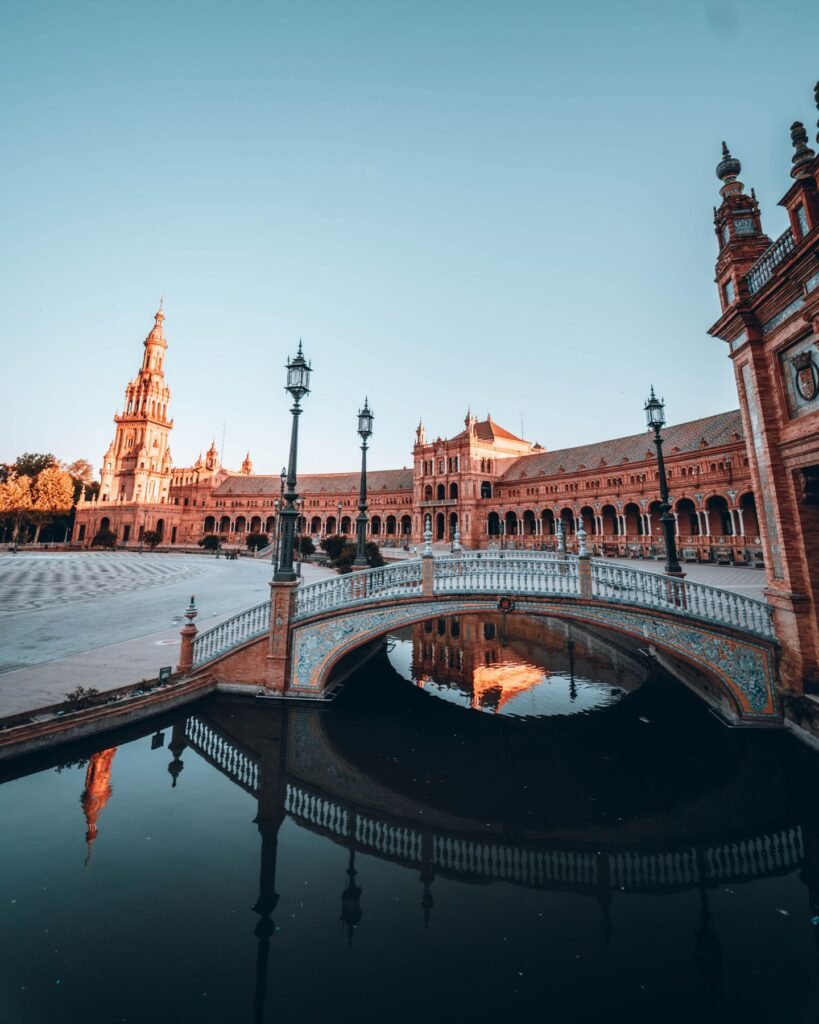 Brug over het water bij de Plaza de España