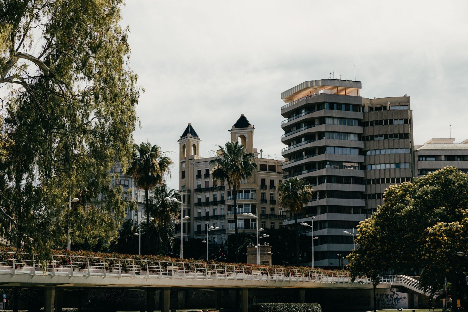 Gebouwen en palmen in Valencia