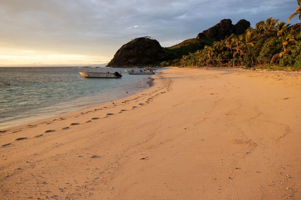 Strand met boten en palmbomen op een eiland in Fiji