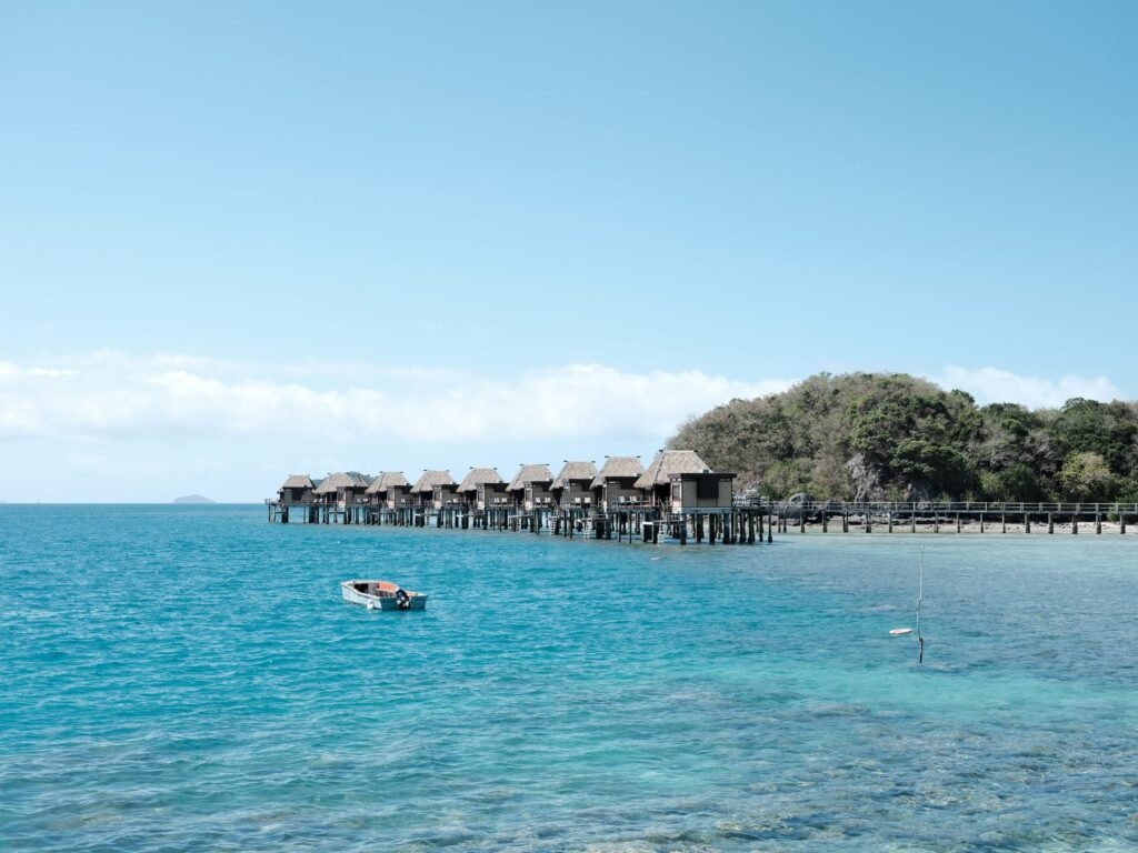 Bungalows boven het water bij een resort in Fiji