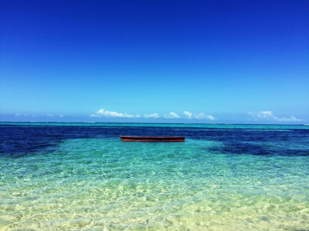Helder turquoise water boven het rif in Fiji