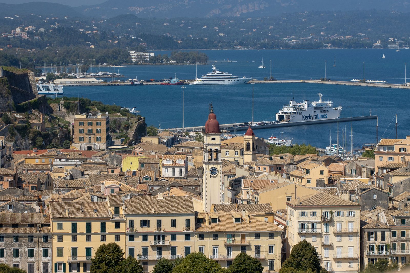 Corfu-stad en de haven