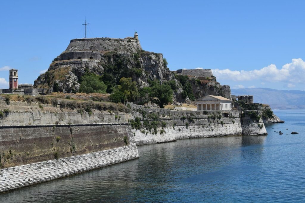 Het oude fort aan zee op Corfu
