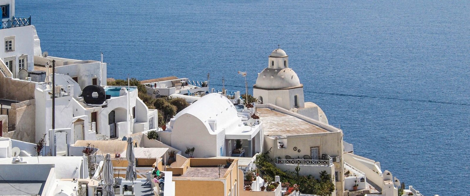 Witte huizen boven de zee op Santorini