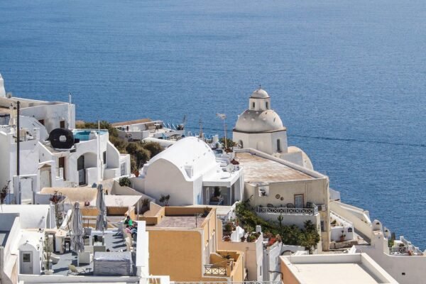 Witte huizen boven de zee op Santorini