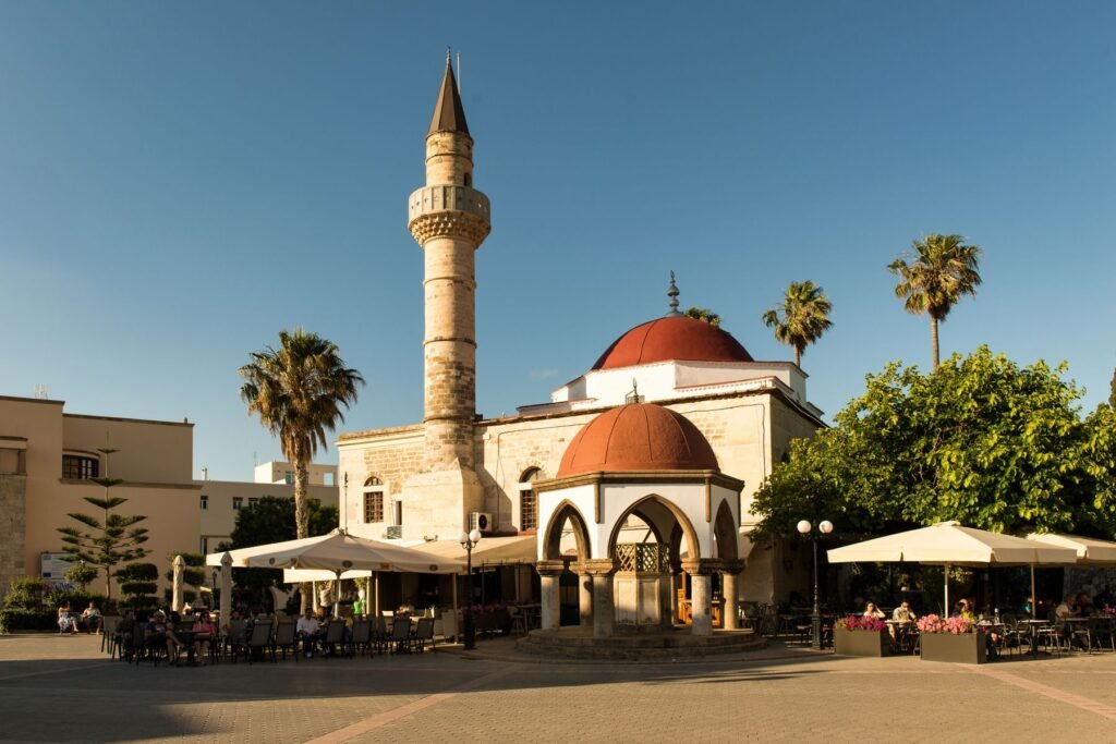 Moskee en terrassen in Kos-stad