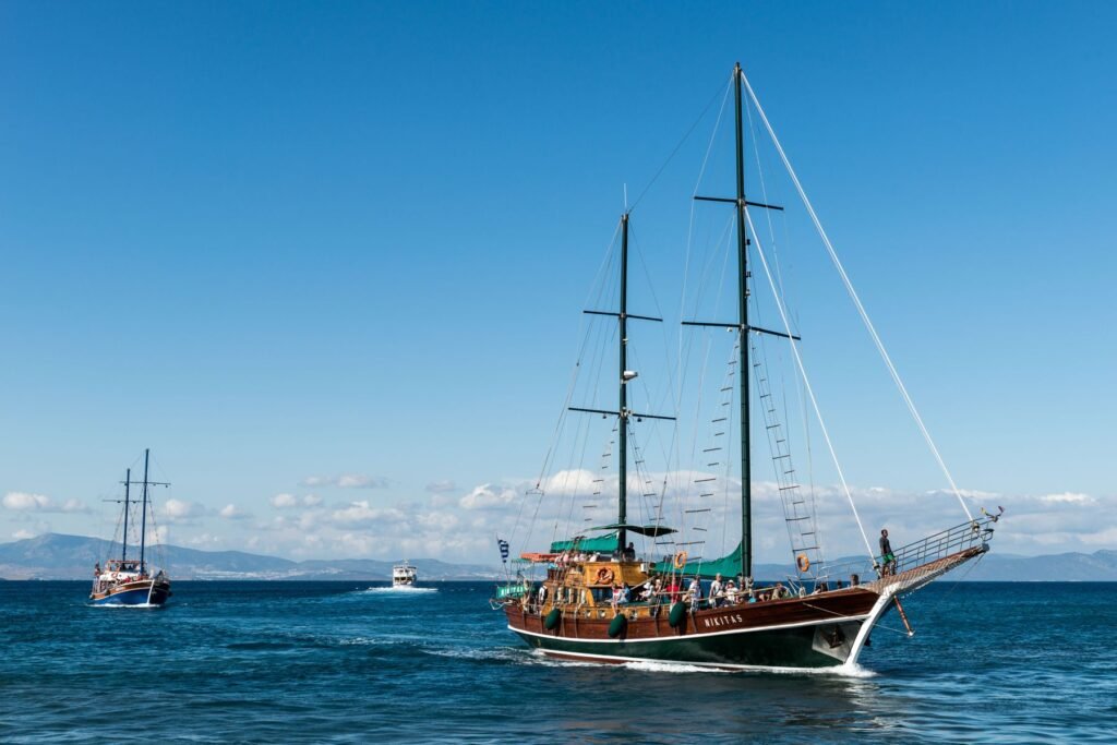 Zeilschip voor de kust van Kos