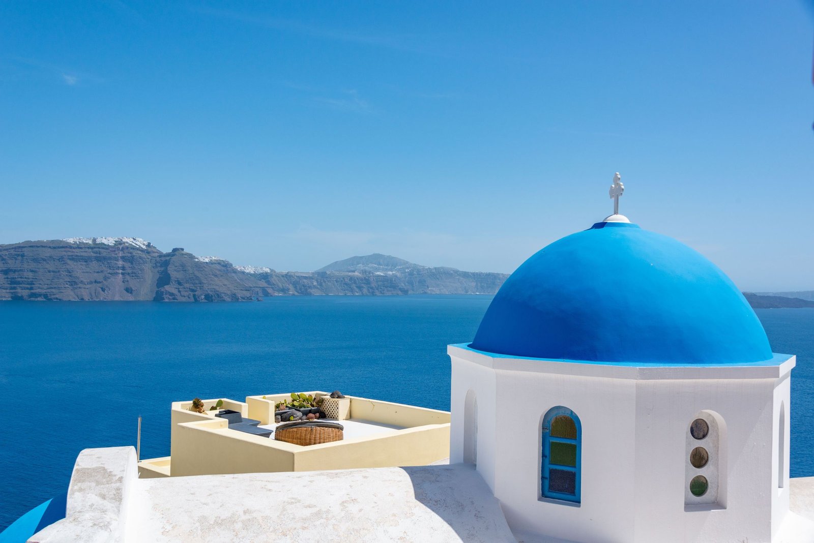 Blauwe koepel boven de caldera van Santorini