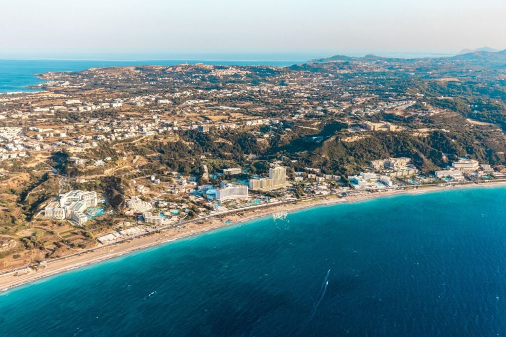 Rhodos-stad en de kust van bovenaf