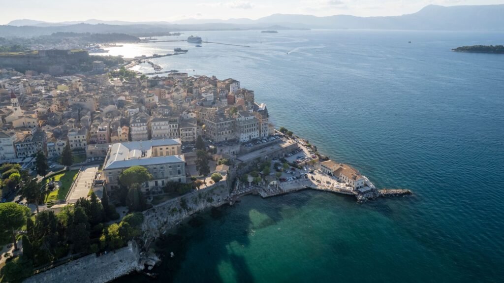Corfu-stad en de zee van bovenaf