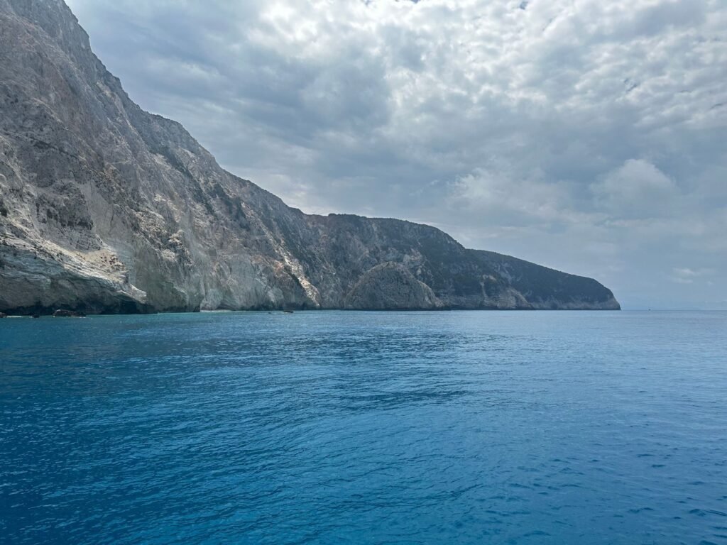 Witte kliffen aan de kust van Lefkas