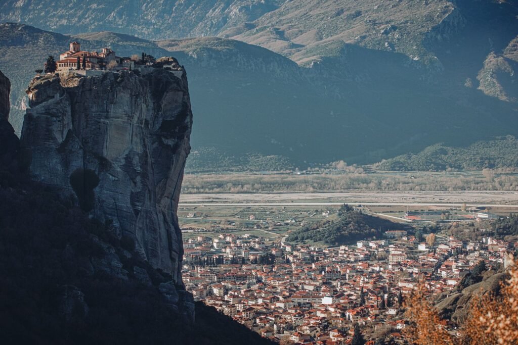 Kalambaka onder de rotsen van Meteora