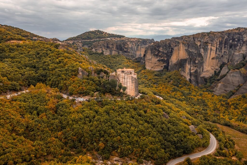 Weg tussen de rotsen van Meteora