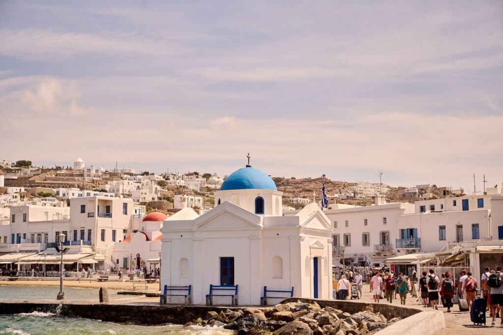 Witte kerk aan de haven van Mykonos