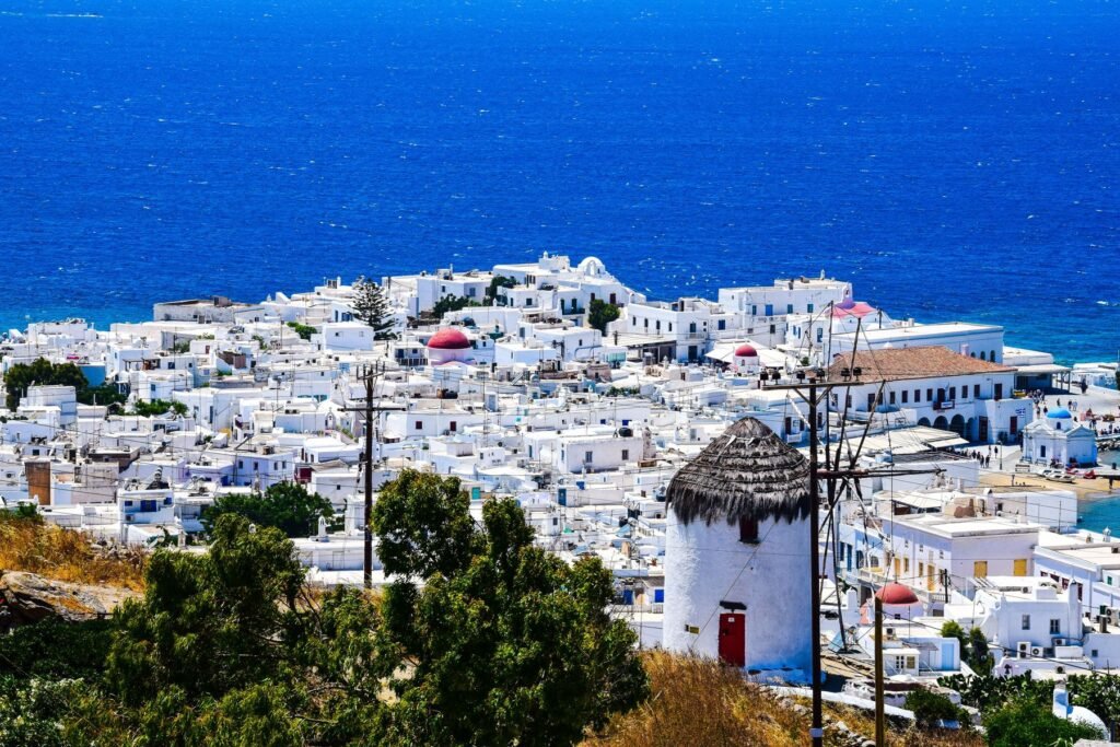 Witte huizen en molen op Mykonos