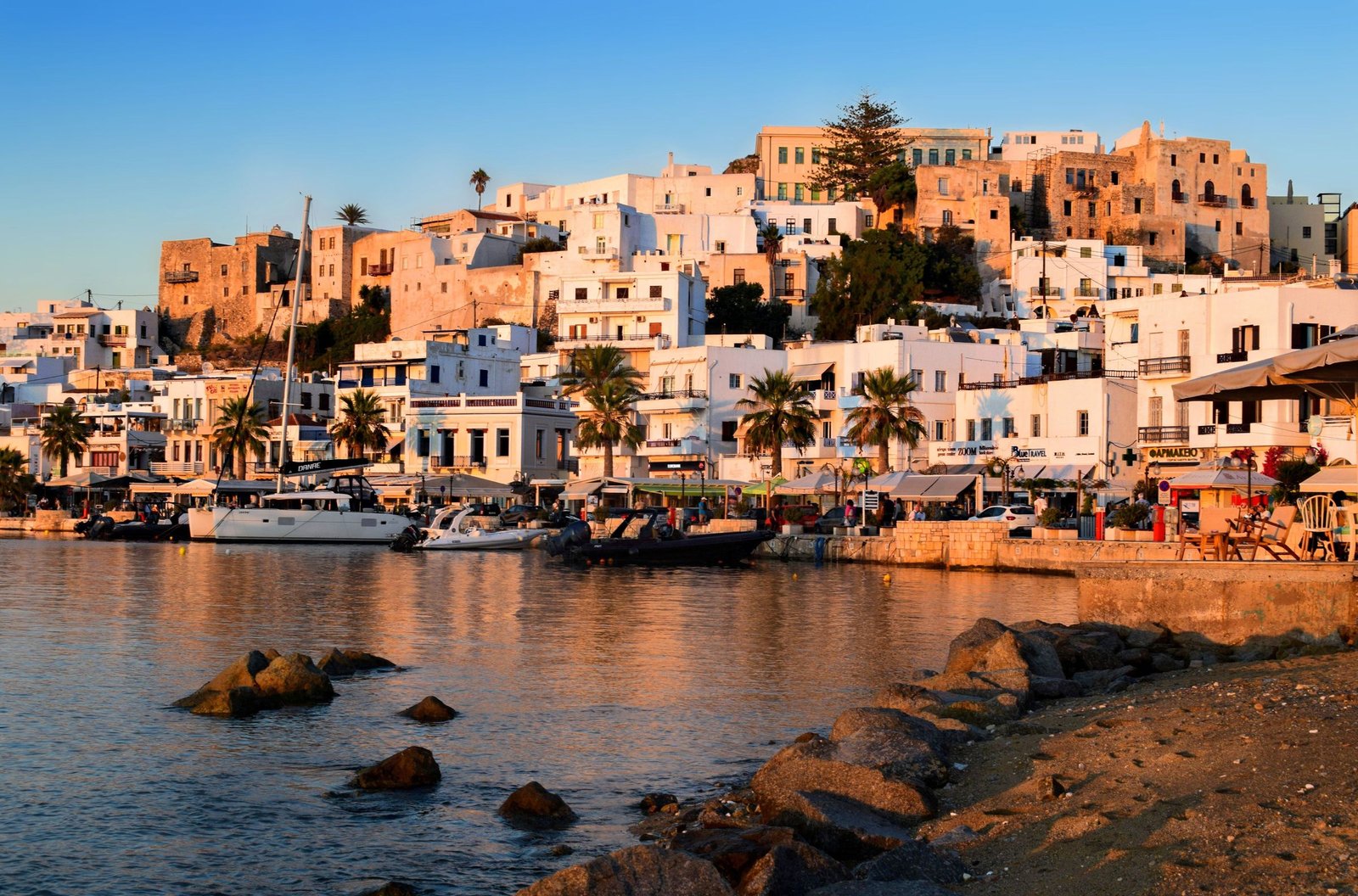 Naxos-stad in het avondlicht