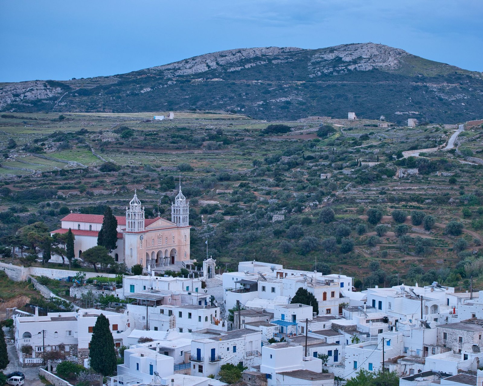 Dorp tegen de heuvel op Paros