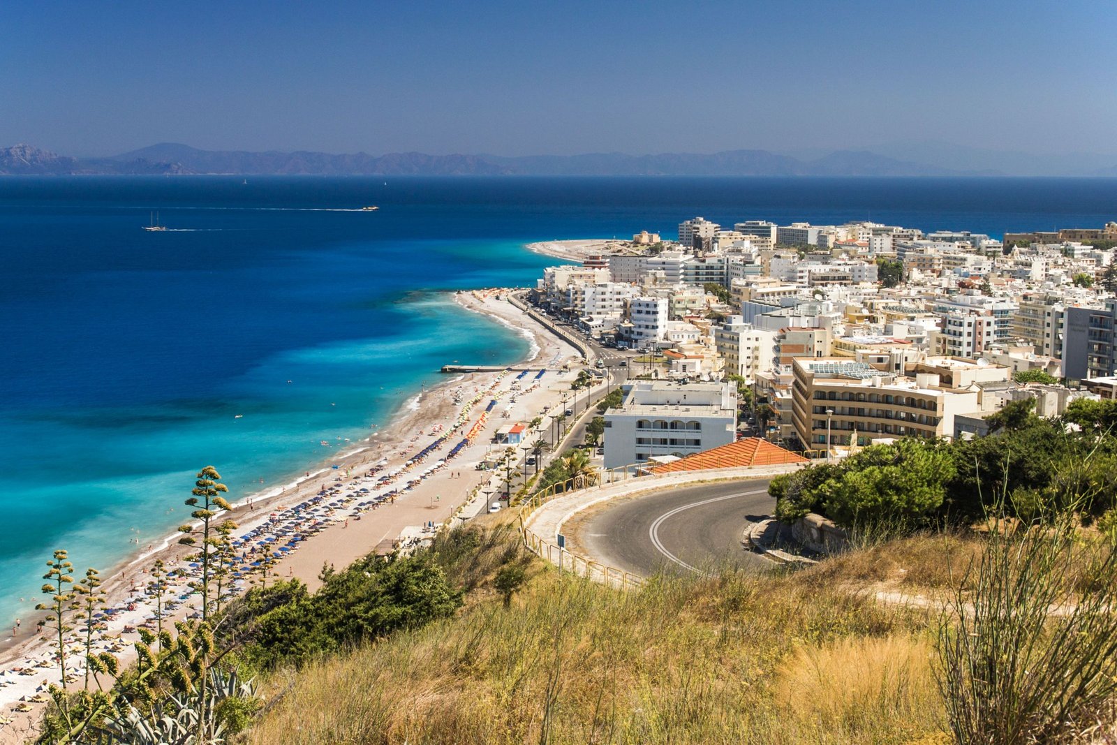 Strand en stad Rhodos