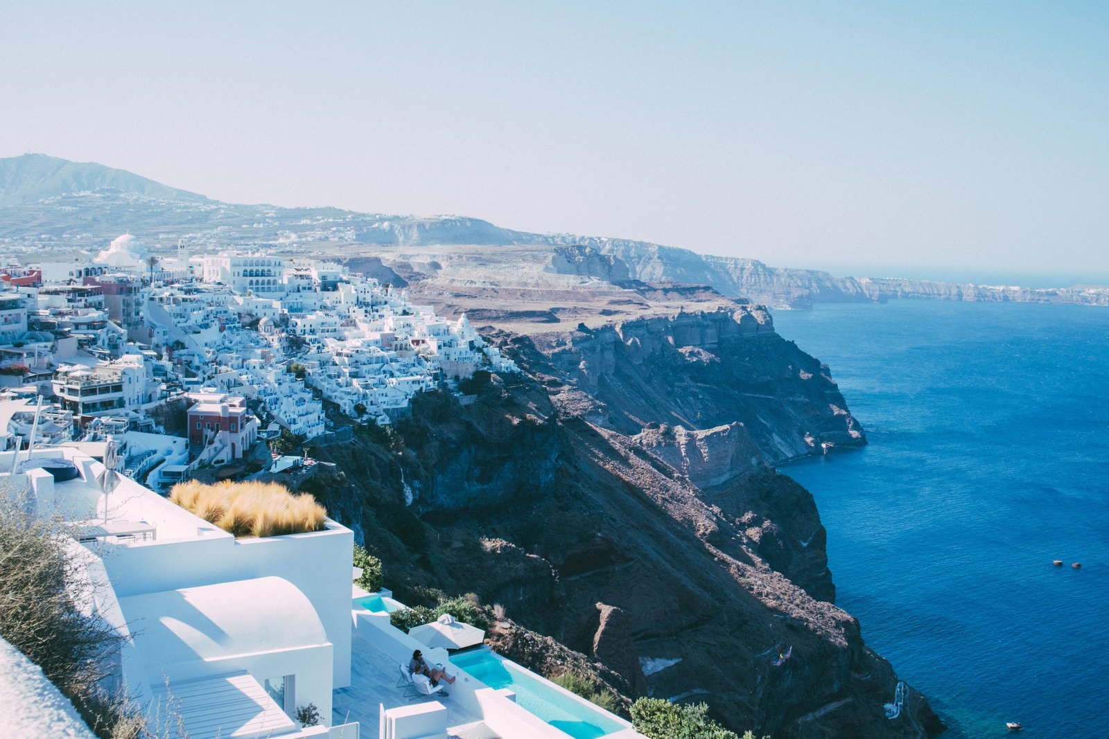 Witte huizen aan de caldera van Santorini