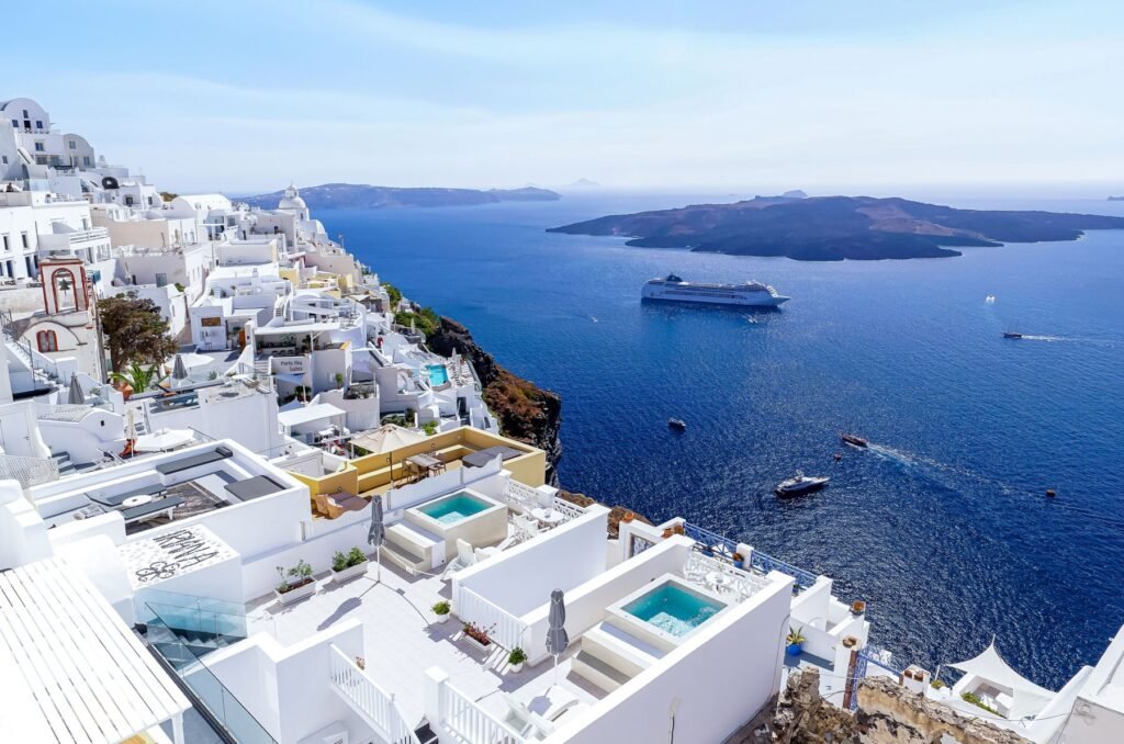 Cruiseschepen in de caldera van Santorini