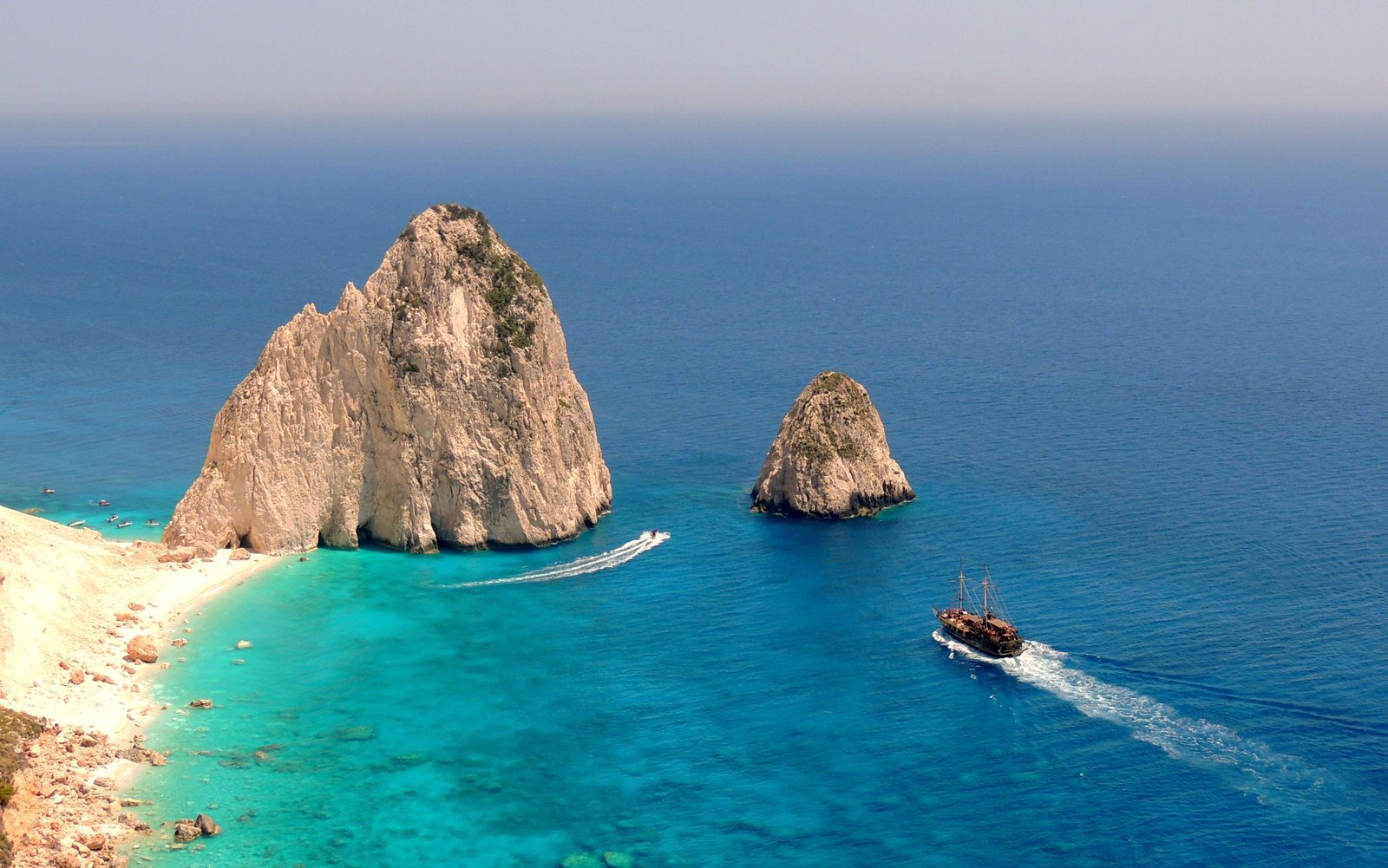 Rotsen in zee bij Zakynthos