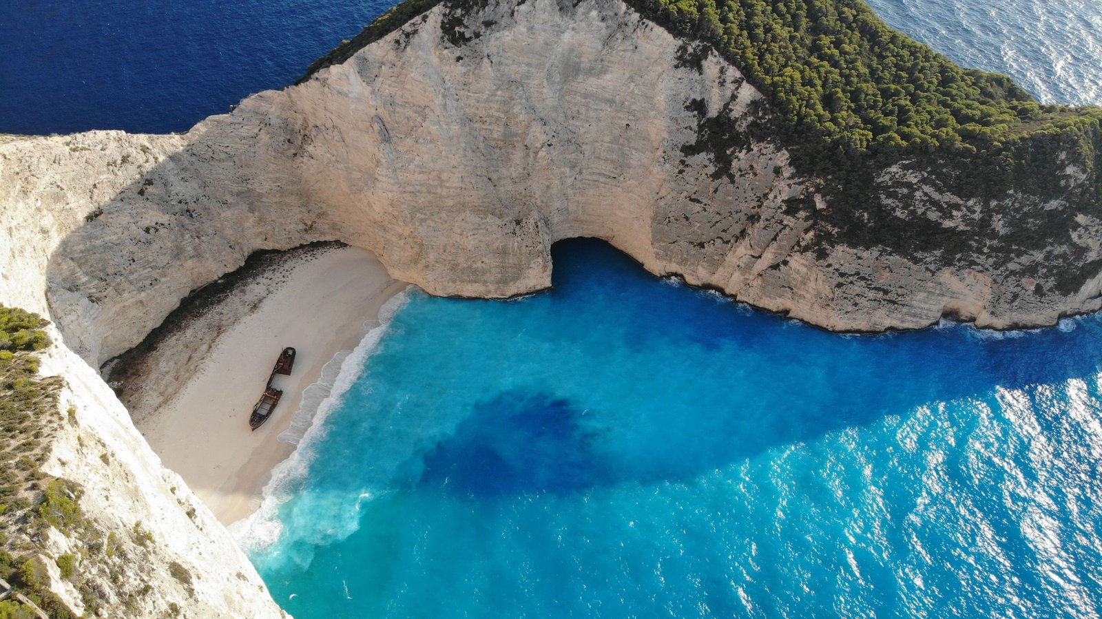 Het strand van Navagio van bovenaf