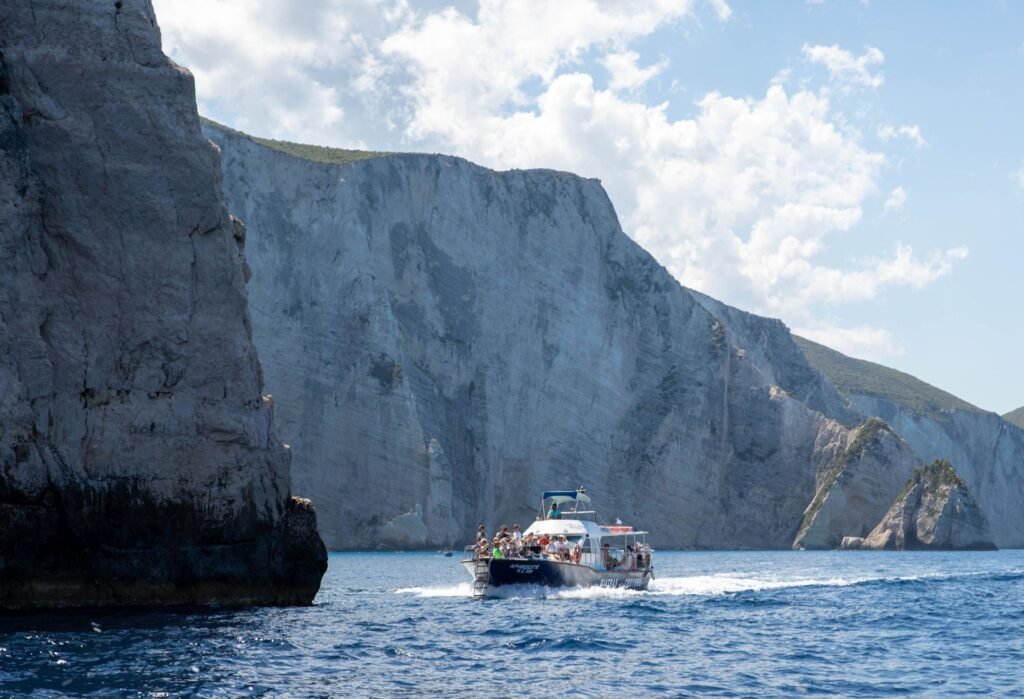 Kliffen en boot aan de kust van Zakynthos