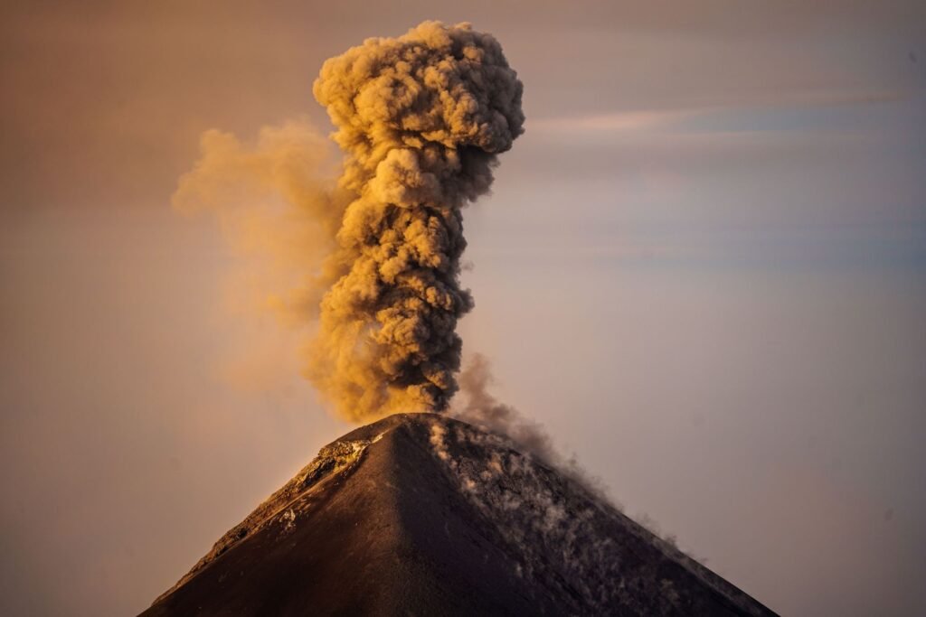 Rookpluim van de Fuego bij zonsopkomst, gezien vanaf de Acatenango