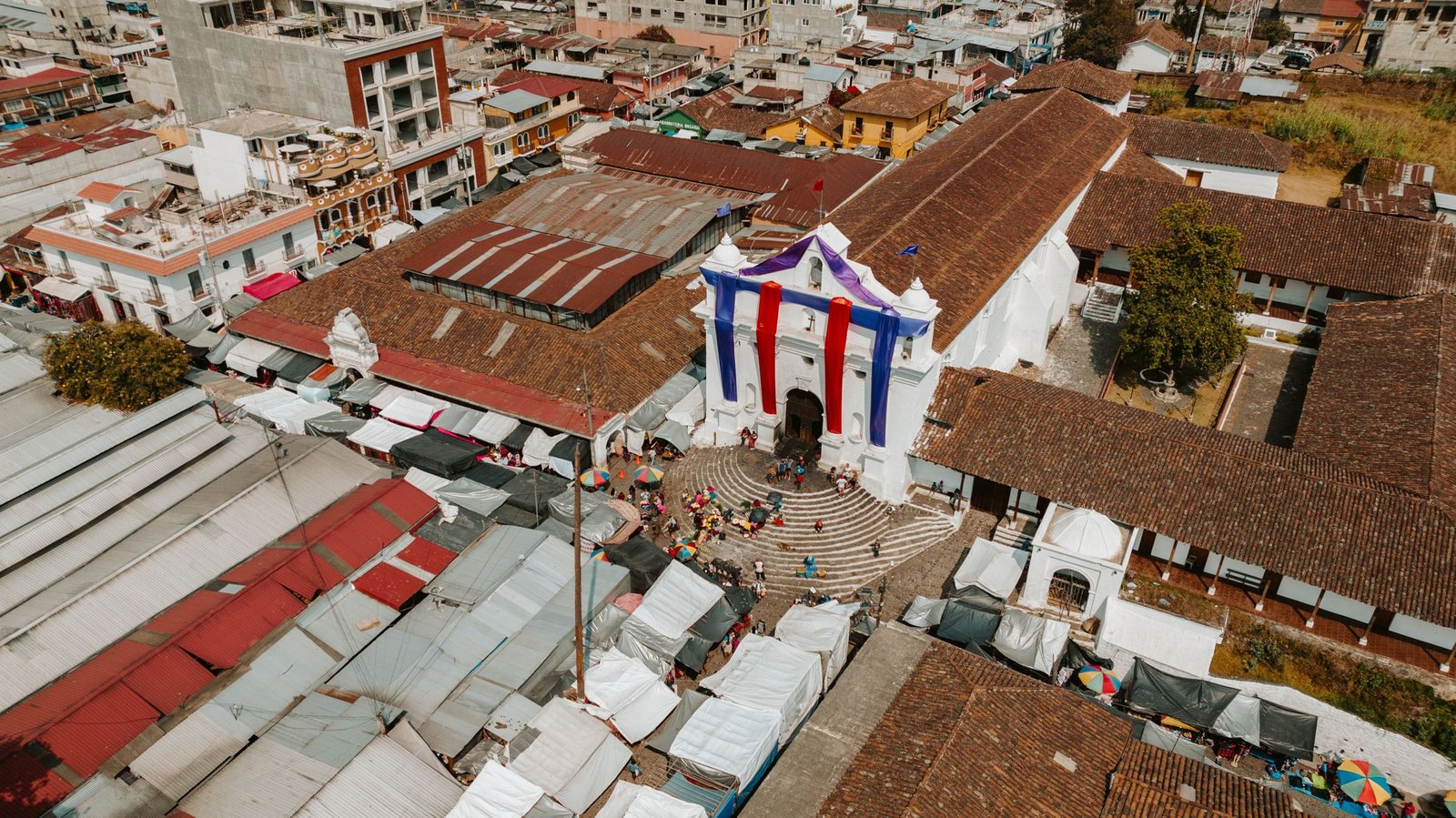 Kerk en markt van Chichicastenango van bovenaf