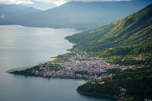 Lago de Atitlán met een dorp aan de oever
