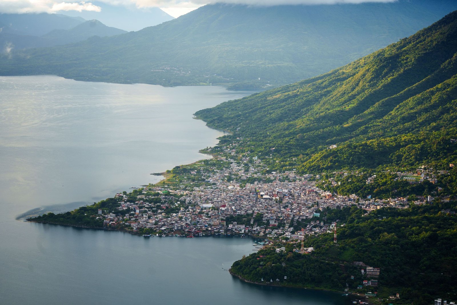 Lago de Atitlán met een dorp aan de oever