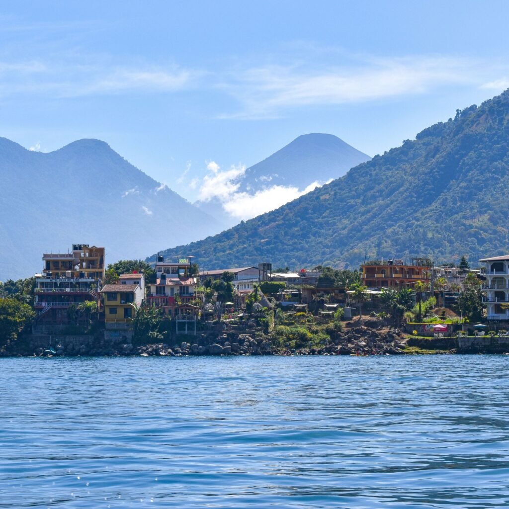 Dorp aan het Lago de Atitlán met vulkanen