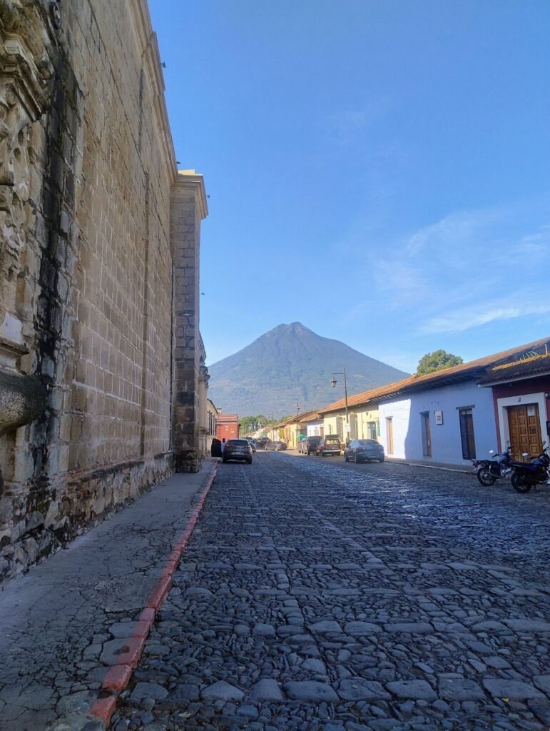 Kasseienstraat in Antigua met de vulkaan